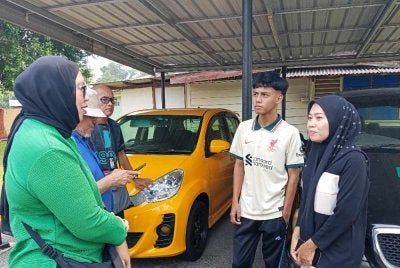 Norimah (kanan) dan Nor Daniel Irfan (dua dari kanan) ketika ditemui di Unit Forensik Hospital Pontian pada Khamis.