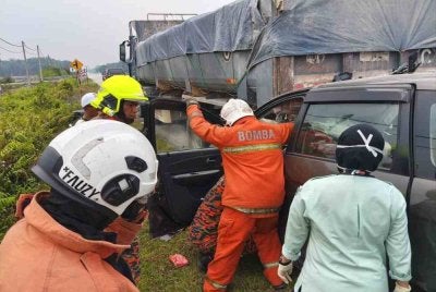 Seorang ibu dan dua anaknya maut manakala seorang lagi anak cedera parah selepas kereta dinaiki empat beranak itu terlibat kemalangan dengan sebuah lori.