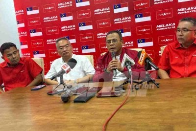 Amirudin (dua dari kanan) pada sidang akhbar pada Khamis.