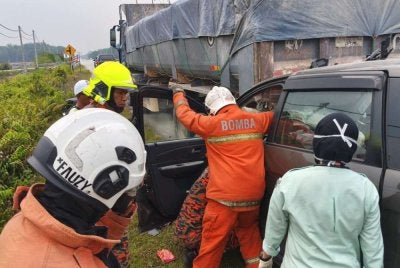 Anggota bomba mengeluarkan mangsa tersepit dalam kemalangan membabitkan dua kenderaan di Bukit Talang, Jalan Raja Musa pada Khamis.
