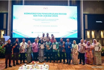 Datuk Zainal Azni Zulkifli (tengah bawah) bersama-sama warga RISDA dalam Majlis Anugerah Arkib Perdana Ketua Setiausaha Negara Pengurusan Rekod Sektor Awam Tahun 2026.