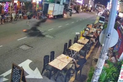 Seorang pejalan kaki cedera parah apabila dirempuh sebuah motosikal ketika melintas jalan di Lebuh Chulia pada Isnin lalu.