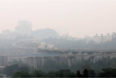 Ruang udara Kuala Lumpur diselubungi jerebu tebal sehingga menjejaskan jarak penglihatan ketika tinjauan pada Khamis. Foto Bernama