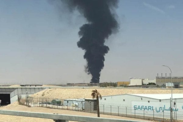 Kepulan asap tebal memenuhi ruang udara di Lapangan Terbang King Khalid di Riyadh sejurus serangan itu berlaku.