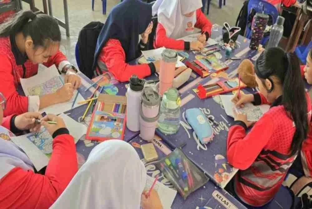 Murid perlukan masa untuk bermain, membaca buku yang dipilih sendiri, bukan semata-mata buku yang diwajibkan. Foto hiasan