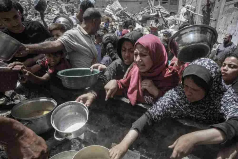 Penduduk Palestin bergantung penuh kepada agihan makanan panas daripada dapur kecemasan agensi bantuan.