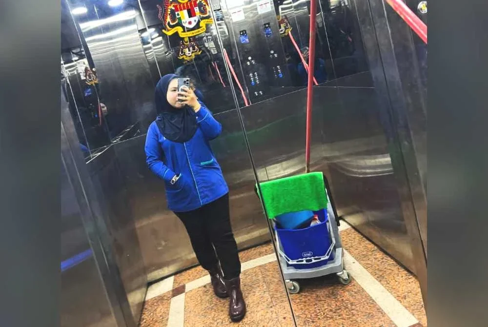 Anis Maisarah tidak pernah sekalipun berasa malu dengan pekerjaan yang dilakukannya, sebaliknya bangga mengenakan pakaian seragam mereka. Foto ihsan Anis Maisarah