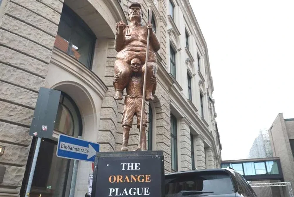 Arca setinggi 2.6 meter itu dihasilkan oleh artis Denmark, Jens Galschiøt dan dinamakan The Orange Plague.