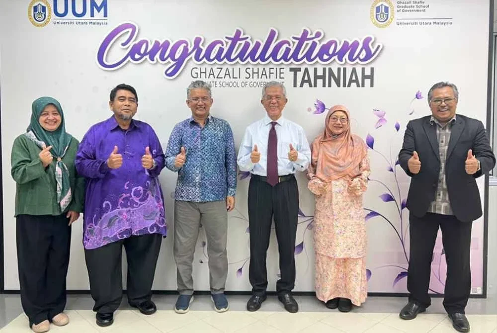 Kamarudin (empat dari kiri) mencatat satu lagi pencapaian penting dalam perjalanan panjangnya dalam bidang politik dan akademik apabila berjaya mempertahankan tesis Doktor Falsafah (PhD) di Universiti Utara Malaysia (UUM).