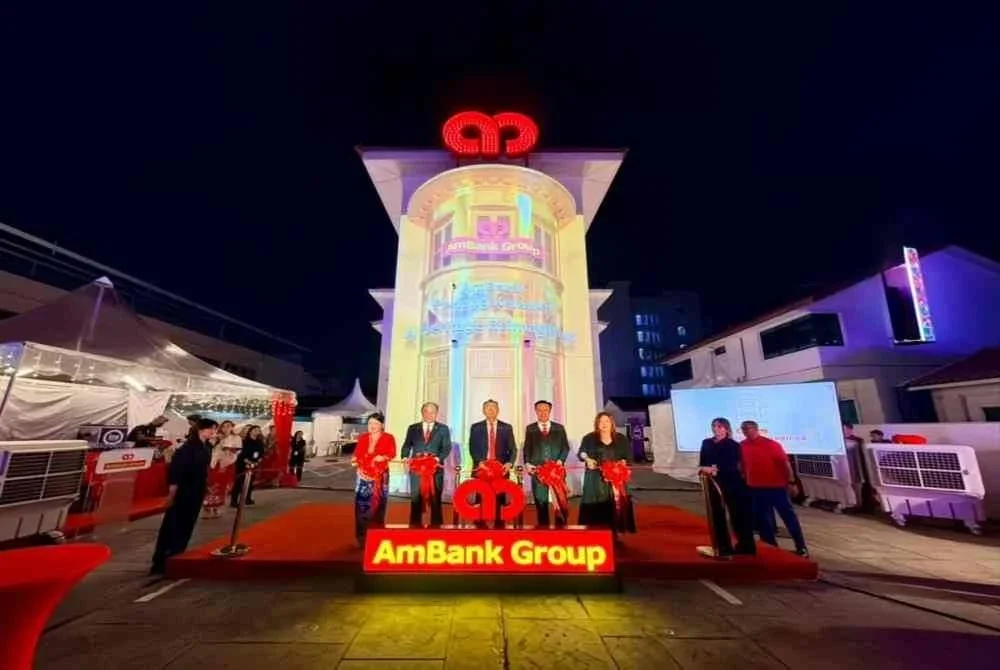 (Dari kiri) Pengurus Cawangan AmBank Jalan Kelawei, Velin Foo Bee Ling; Ketua Pegawai Eksekutif Kumpulan AmBank, Jamie Ling; Pengerusi AmBank (M) Berhad, U Chen Hock; Pengarah Urusan Perbankan Runcit Kumpulan AmBank, Cheong Chee Wai dan Pengarah Urusan Pengurusan Kekayaan Kumpulan AmBank, Goh Wee Peng.