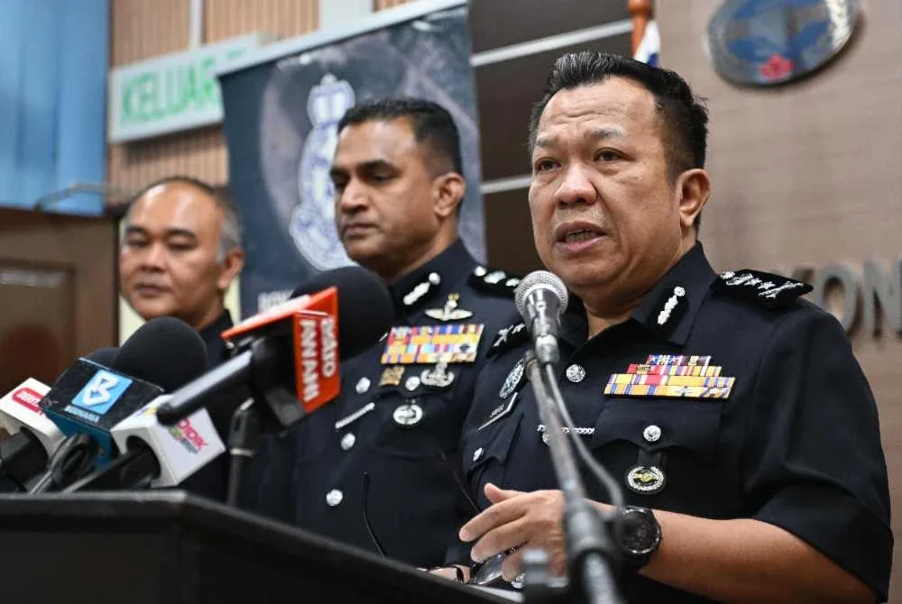 Saifullizan(kanan) bercakap pada sidang akhbar di Ibu Pejabat Polis Kontinjen Sarawak hari ini. - Foto: Bernama