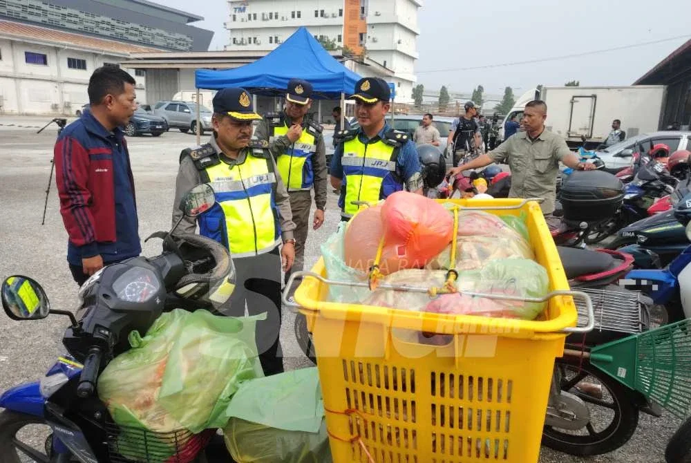 Ahmad Kamarunzaman (tengah) meninjau Op Pewa yang dilaksanakan JPJ Selangor di sekitar Meru, Klang pada Jumaat.