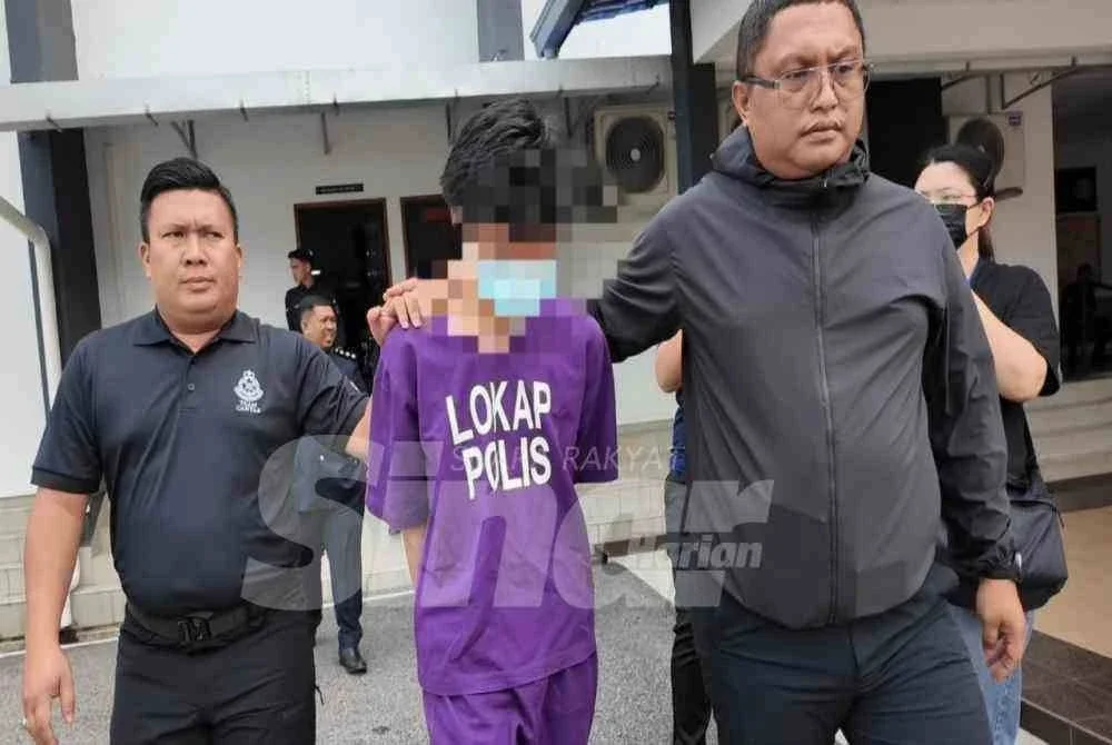 Suspek tiba di mahkamah pada jam 8.30 pagi dengan diiringi anggota Bahagian Siasatan Khas (D9), Ibu Pejabat Polis Daerah (IPD) Batu Pahat.