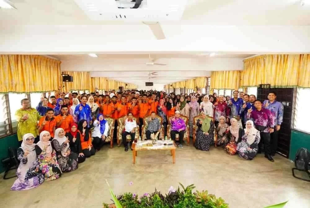 Sekitar Majlis Pelancaran Projek Tanaman Lestari Sorghum bersama pelajar di Kolej Vokasional (Pertanian), Chenor, Pahang, di sini pada Khamis.