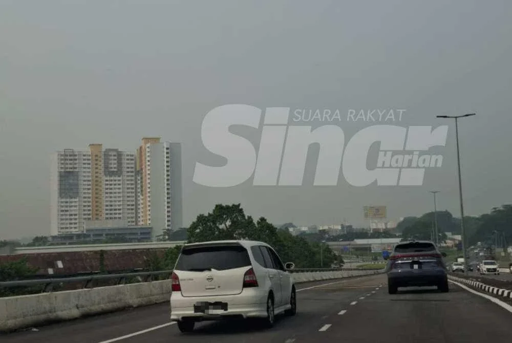 Situasi semasa jerebu di Perak yang dirakam di sekitar bandar raya Ipoh pada Jumaat.