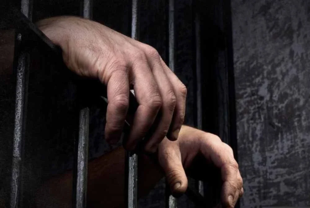 Seorang penganggur dihukum penjara 15 tahun oleh Mahkamah Tinggi Melaka, selepas mengaku bersalah atas pertuduhan pilihan membunuh rakan lelakinya di Pulau Sebang, Alor Gajah, enam tahun lepas. - Gambar hiasan