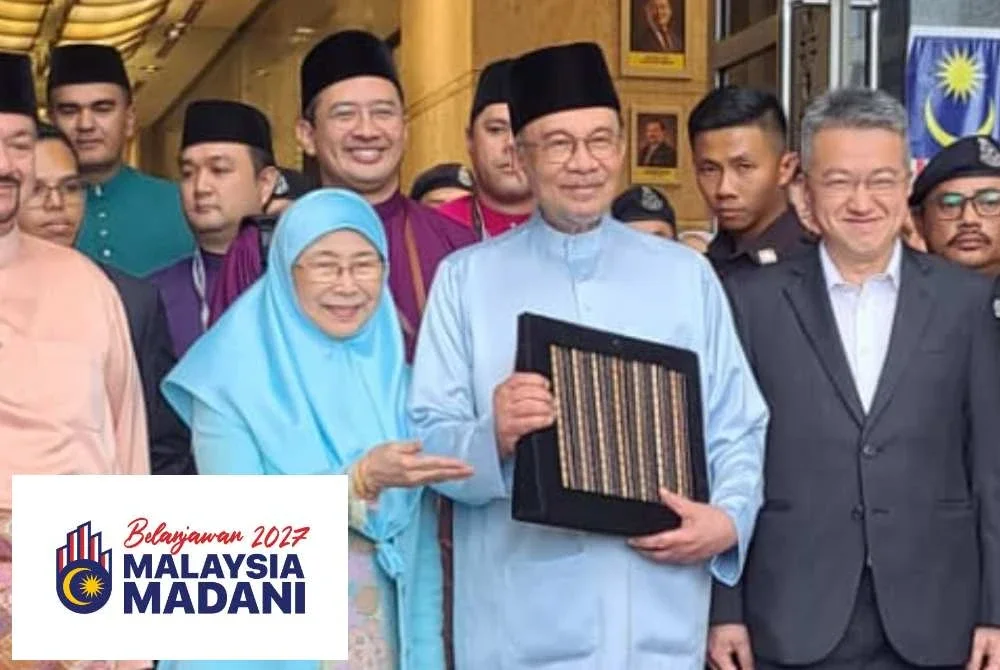 Anwar menunjukkan teks ucapan Belanjawan 2027 sebelum bergerak ke Parlimen.