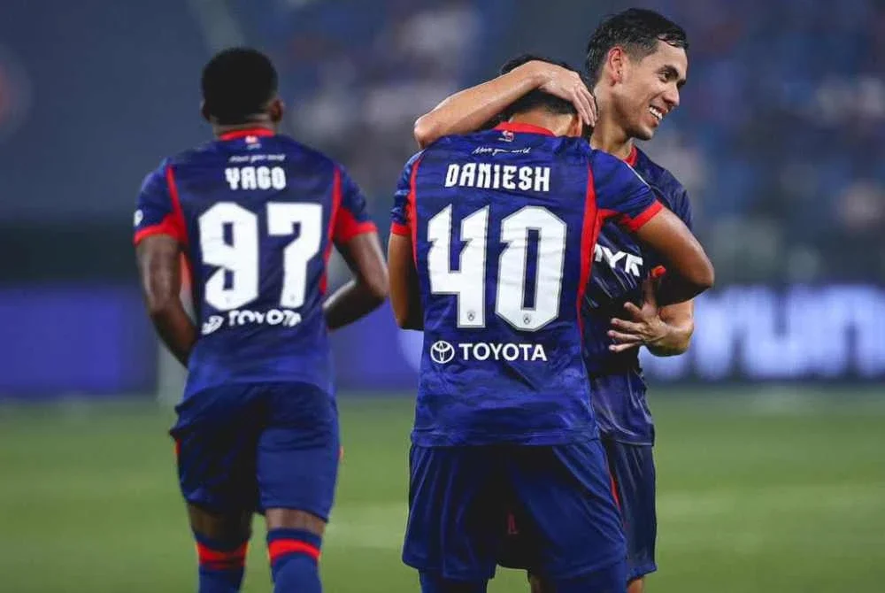 Daniesh (kanan) merupakan bintang masa depan buat skuad Harimau Selatan. - FOTO: FB Johor Southern Tigers.