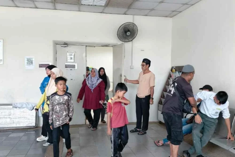 Keluarga tidak dapat menahan kesedihan selepas melihat jenazah Muhammad Haikal di Jabatan Forensik HSB, Alor Setar.