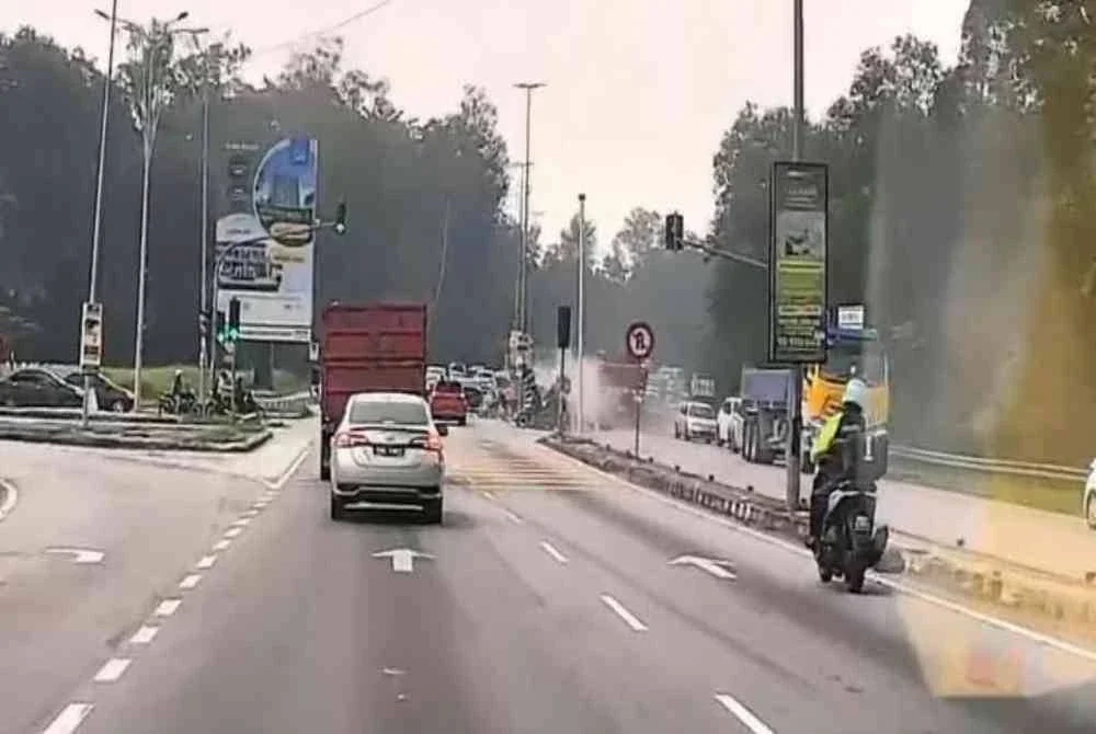 Tular video yang memaparkan lori terbabit dipercayai dalam keadaan laju menuruni bukit sebelum merempuh beberapa kenderaan di lokasi kejadian.