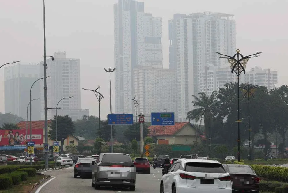 Keadaan sekitar bandar raya Johor Bahru yang diselubungi jerebu pada Jumaat menjejaskan jarak penglihatan susulan kemerosotan kualiti udara. Foto Bernama