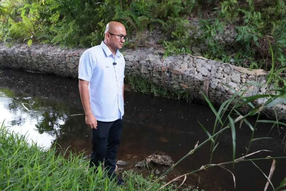 Fadzli turun meninjau keadaan Sungai Gali dan Sungai Lampan di Raub pada Jumaat susulan aduan penduduk setempat. - FOTO: FB Fadzli