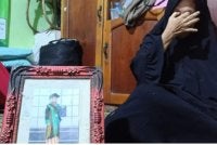 Marhamah menunjukkan foto anak perempuannya, Lisna ketika majlis graduasi. Foto: Agensi