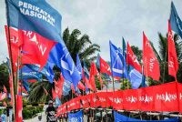 Di Malaysia, kita dapat membangun demokrasi matang melalui tiga kaedah iaitu penghayatan politik baru, demokrasi Malaysia yang pelbagai kaum dan moderat serta aplikasi perundingan/syura berkaitan demokrasi. Gambar hiasan