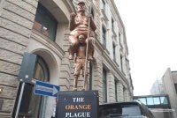 Arca setinggi 2.6 meter itu dihasilkan oleh artis Denmark, Jens Galschiøt dan dinamakan The Orange Plague.