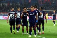 Pemain JDT, Arif Aiman Mohd Hanapi meraikan jaringan bersama rakan ketika menentang PKR Svay Rieng FC pada perlawanan ACC Piala Shopee di Stadium Sultan Ibrahim malam tadi. - Foto: Bernama