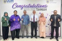Kamarudin (empat dari kiri) mencatat satu lagi pencapaian penting dalam perjalanan panjangnya dalam bidang politik dan akademik apabila berjaya mempertahankan tesis Doktor Falsafah (PhD) di Universiti Utara Malaysia (UUM).