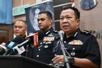 Saifullizan(kanan) bercakap pada sidang akhbar di Ibu Pejabat Polis Kontinjen Sarawak hari ini. - Foto: Bernama