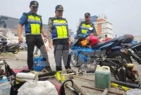 Ahmad Kamarunzaman (tengah) meninjau Op Pewa yang dilaksanakan JPJ Selangor di sekitar Meru, Klang pada Jumaat.