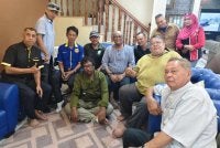 Nash (duduk empat dari kiri) mengabadikan kenangan dengan ahli NGO yang melawatnya di Seksyen 7, Shah Alam pada Jumaat.