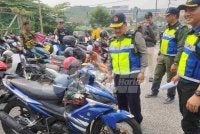 Ahmad Kamarunzaman melihat motosikal yang disita menerusi Op Pewa di sekitar Meru pada Jumaat.