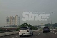 Situasi semasa jerebu di Perak yang dirakam di sekitar bandar raya Ipoh pada Jumaat.