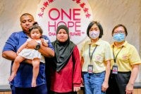 Keluarga Aleeya Mikayla bersama kakitangan One Hope Charity & Welfare.