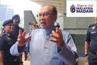 Anwar Ibrahim ditemui pemberita di bangunan Perbendaharaan Malaysia. 