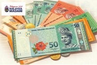 Kerajaan bersetuju menaikkan kadar gaji minimum daripada RM1,700 kepada RM2,000 sebulan berkuat kuasa Jun 2027. - Imej janaan AI