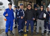 Zainal Azman ( kanan) bersama anggota pasukan pengurusan bencana semasa operasi penghantaran bekalan bantuan menggunakan pesawat pengangkut ke kawasan terjejas.