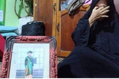 Marhamah menunjukkan foto anak perempuannya, Lisna ketika majlis graduasi. Foto: Agensi