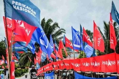 Di Malaysia, kita dapat membangun demokrasi matang melalui tiga kaedah iaitu penghayatan politik baru, demokrasi Malaysia yang pelbagai kaum dan moderat serta aplikasi perundingan/syura berkaitan demokrasi. Gambar hiasan