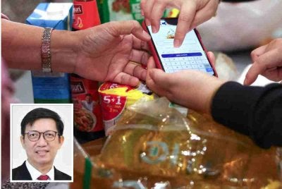 Bantuan bersasar diharap dapat meringankan tekanan kos sara hidup rakyat. Gambar kecil: Siong Hoo