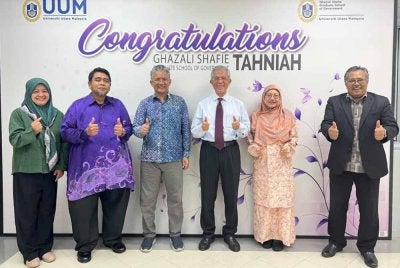 Kamarudin (empat dari kiri) mencatat satu lagi pencapaian penting dalam perjalanan panjangnya dalam bidang politik dan akademik apabila berjaya mempertahankan tesis Doktor Falsafah (PhD) di Universiti Utara Malaysia (UUM).