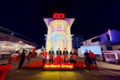 (Dari kiri) Pengurus Cawangan AmBank Jalan Kelawei, Velin Foo Bee Ling; Ketua Pegawai Eksekutif Kumpulan AmBank, Jamie Ling; Pengerusi AmBank (M) Berhad, U Chen Hock; Pengarah Urusan Perbankan Runcit Kumpulan AmBank, Cheong Chee Wai dan Pengarah Urusan Pengurusan Kekayaan Kumpulan AmBank, Goh Wee Peng.