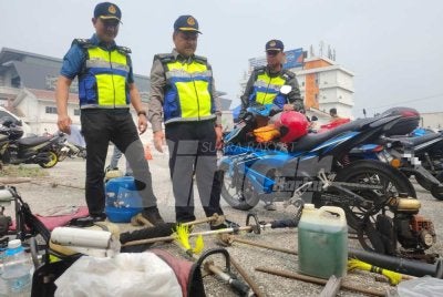 Ahmad Kamarunzaman (tengah) meninjau Op Pewa yang dilaksanakan JPJ Selangor di sekitar Meru, Klang pada Jumaat.