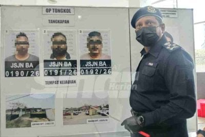 Hussein menunjukkan suspek yang ditahan menerusi Op Tongkol pada 1 Oktober lalu.