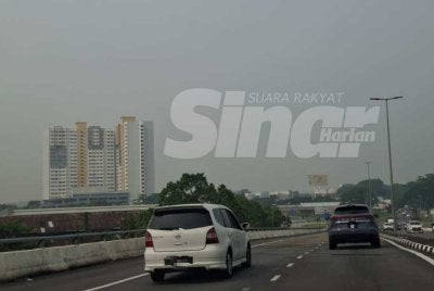 Situasi semasa jerebu di Perak yang dirakam di sekitar bandar raya Ipoh pada Jumaat.