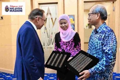 Perdana Menteri, Datuk Seri Anwar Ibrahim bertemu dengan pereka, David dan Amira pada pagi Jumaat.