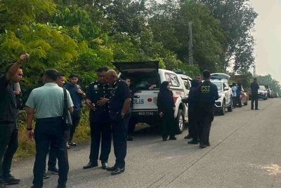 Lokasi mayat ditemui di tepi semak dekat Jalan Harvard -Gurun pada Khamis.